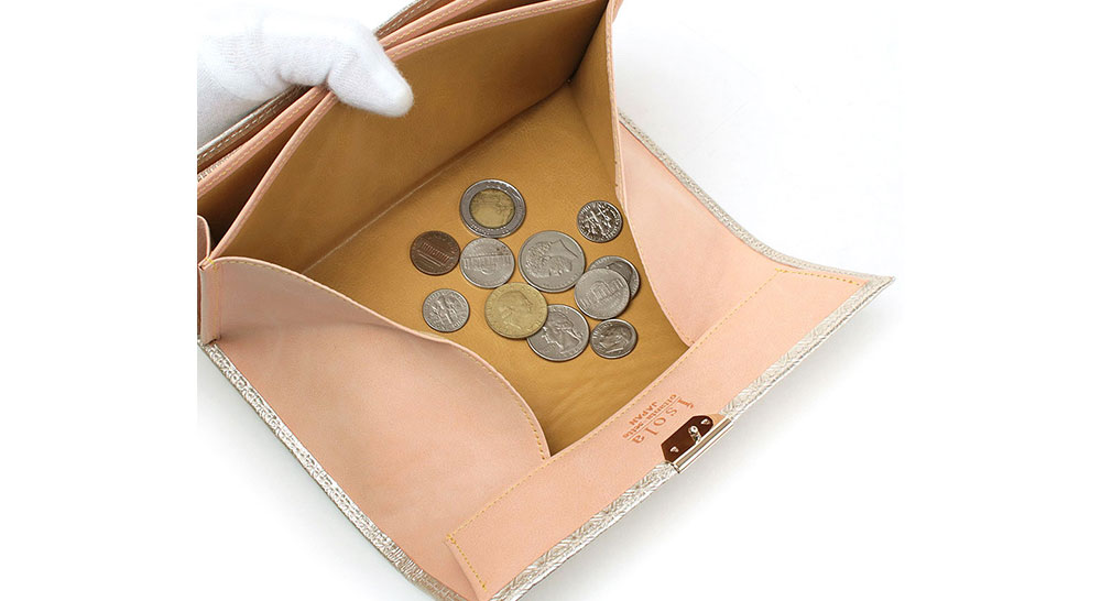 アイソラのギャルソンといえばこのコインBOX ボックス状に開くので小銭の出し入れがしやすいです