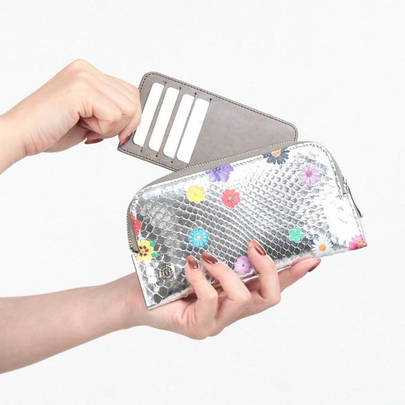 ラミナフィオーレ＿サンタフェ＿パイソン＿蛇革＿薄型長財布＿フラグメント＿持った感じ